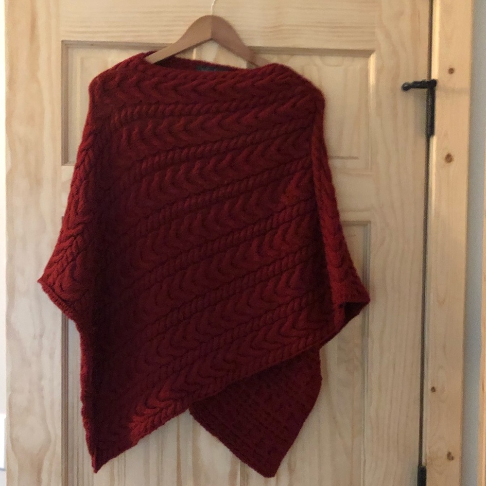Ireland’s Eye red sweater knit poncho Small